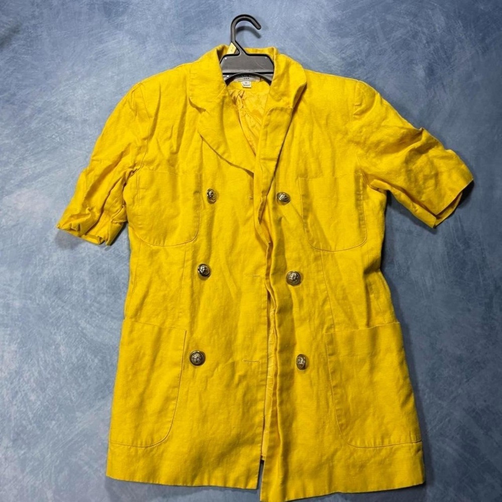 Sandrini Yellow linen trench coat with short sleeves and button-up front.